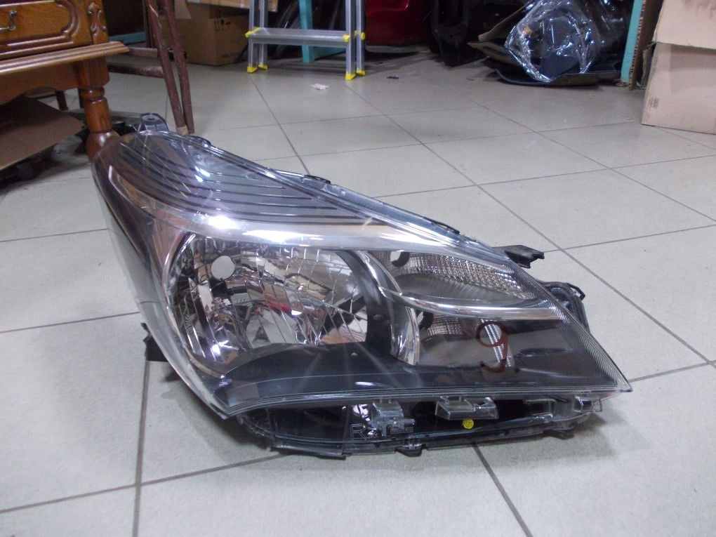 TOYOTA YARIS III LIFT 13- Right Headlight