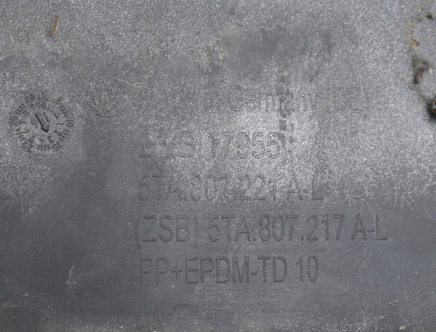 VW TOURAN III 5TA FRONT BUMPER ORG