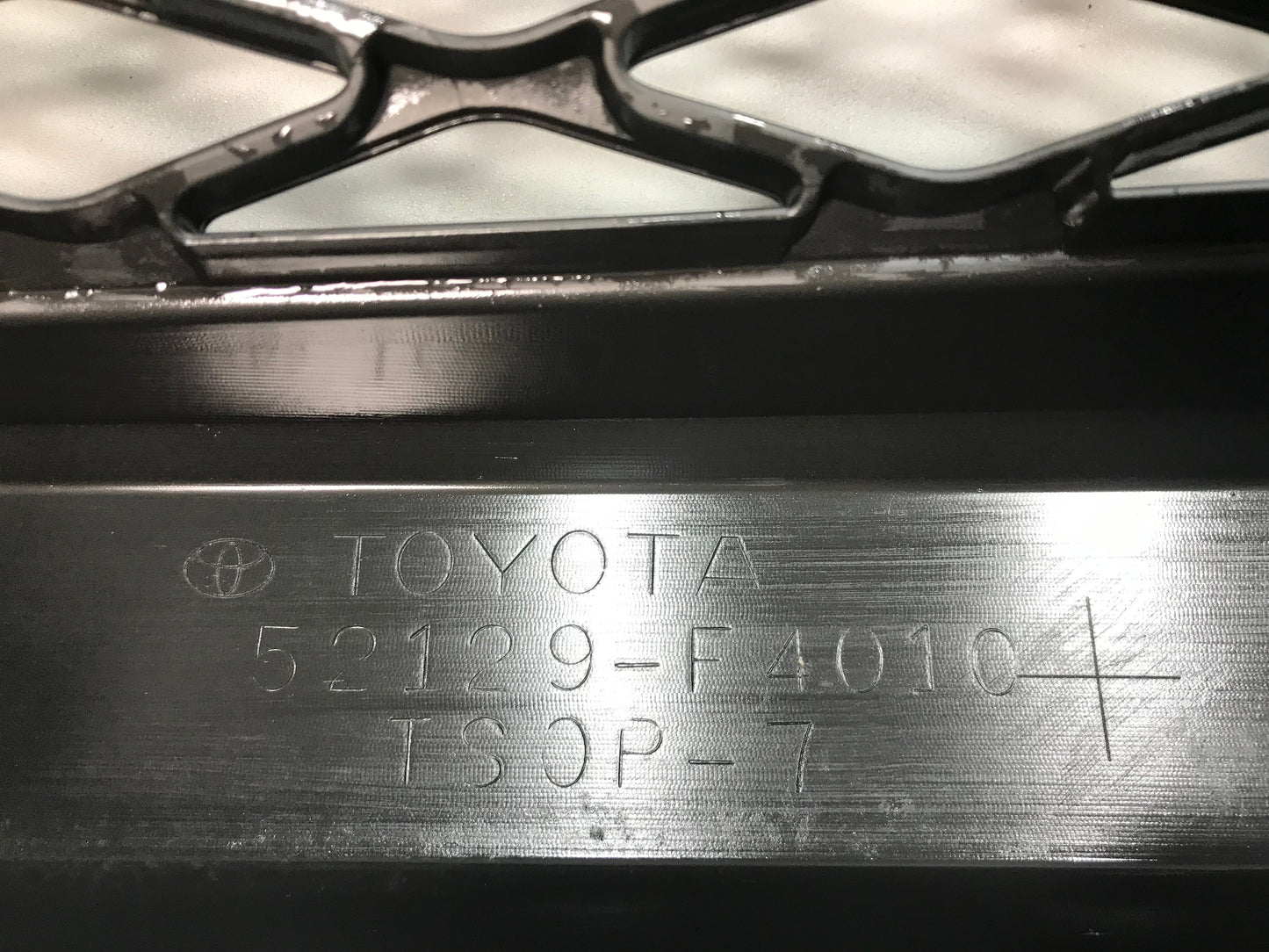 Toyota CHR C-HR 2016-2019 Front Bumper Lip Spoiler Grille Center Lower Middle In good Used condition OEM: 52129F4010