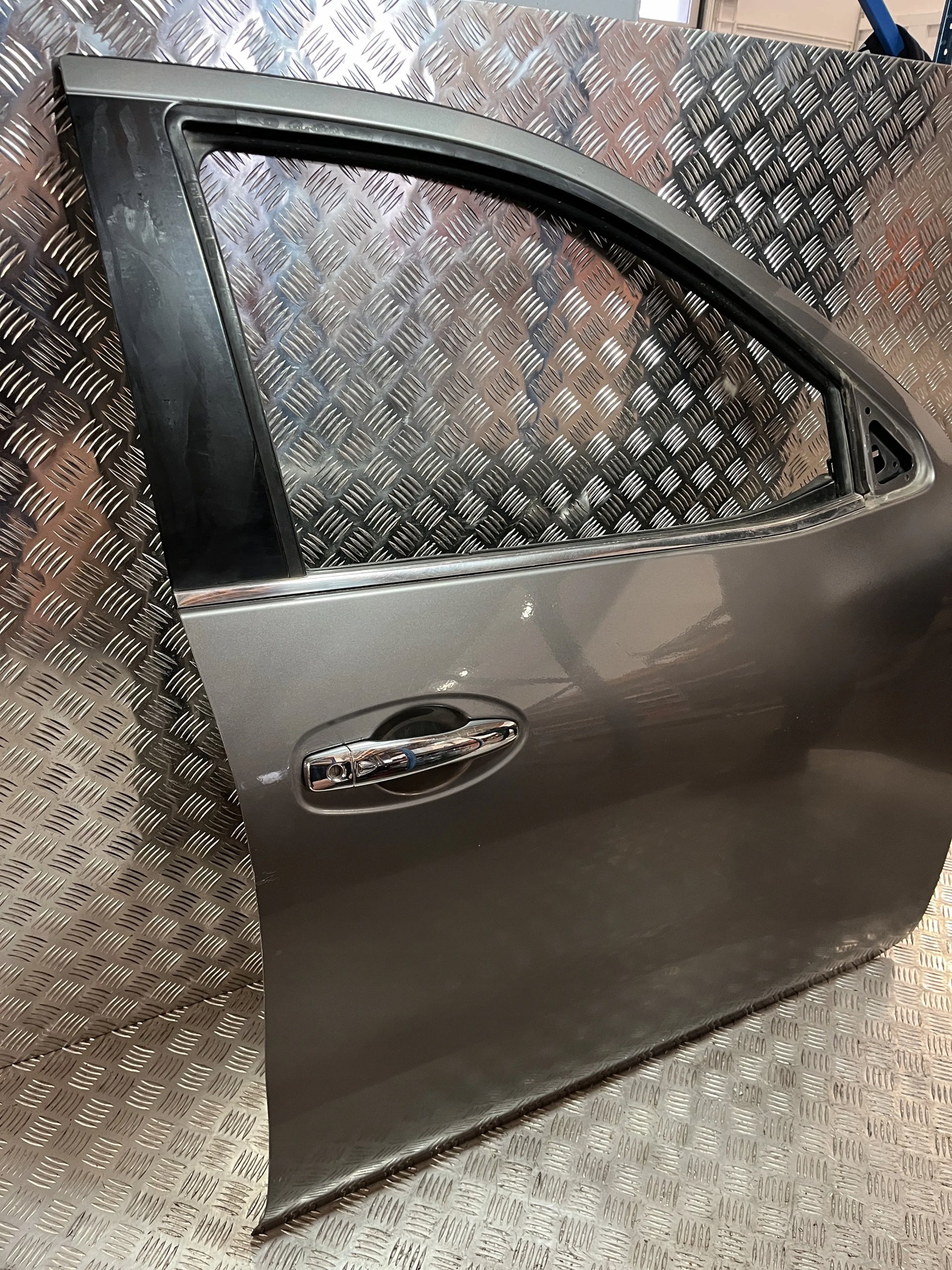 FRONT RIGHT DOOR NISSAN NAVARA NP300 D23 15- K51