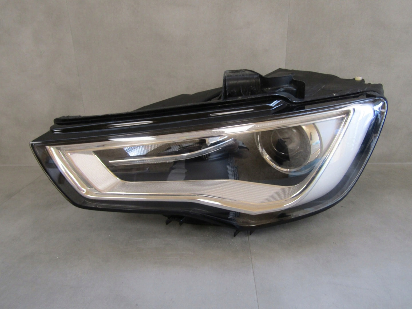 Audi A3 8V 12-16 LH Xenon Headlight 8V0941005C