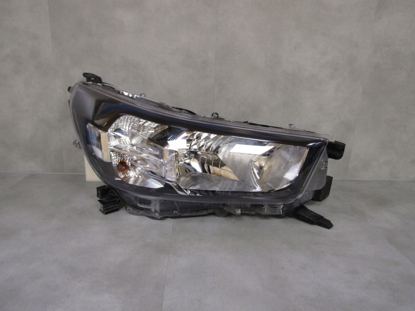 FRONT LAMP TOYOTA HILUX 8 VIII LIFT STANDARD 20- RH
