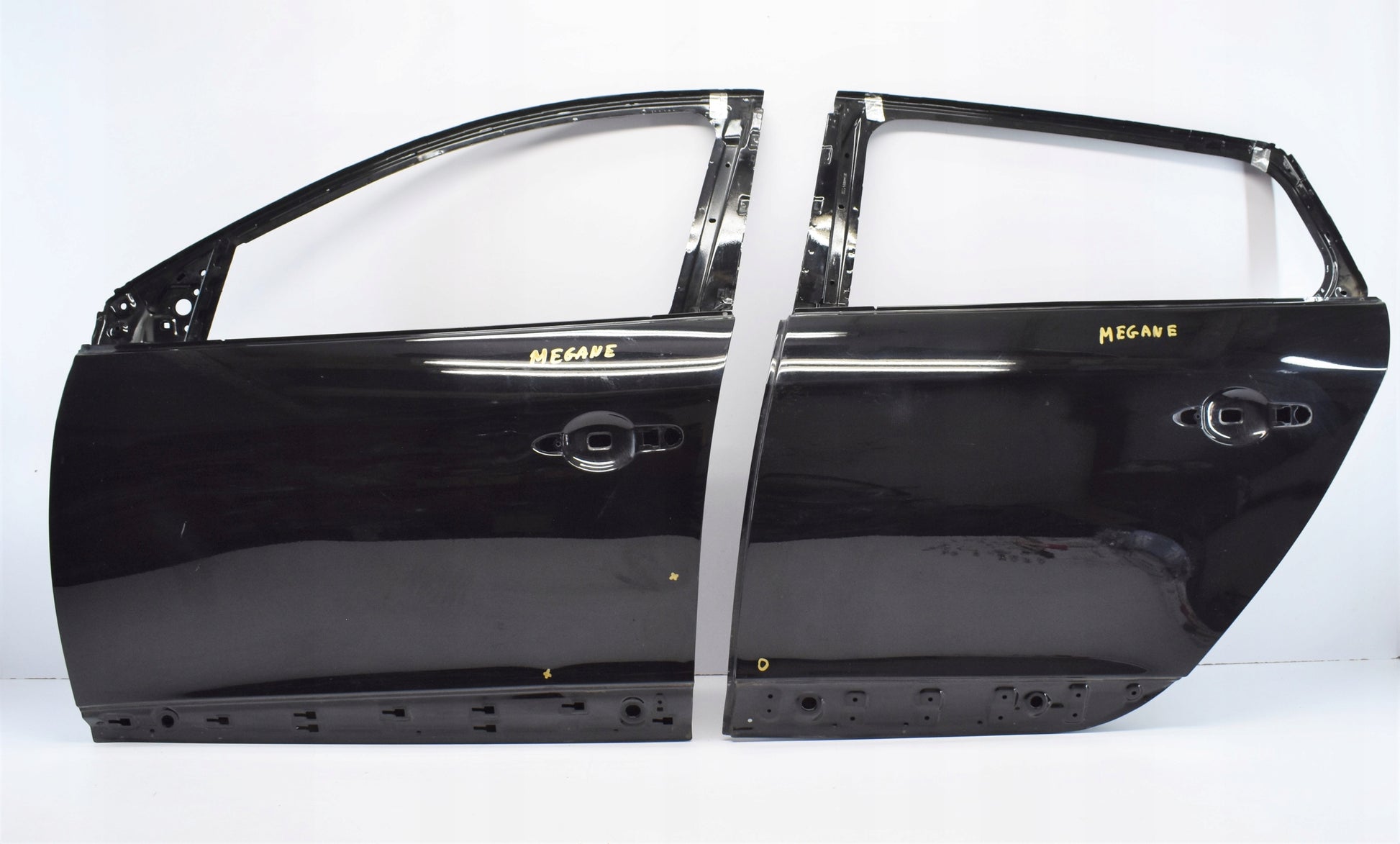 RENAULT MEGANE III LEFT FRONT DOOR ORG