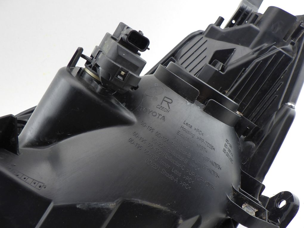 TOYOTA YARIS III 3 LIFT 17- Right Front Lamp