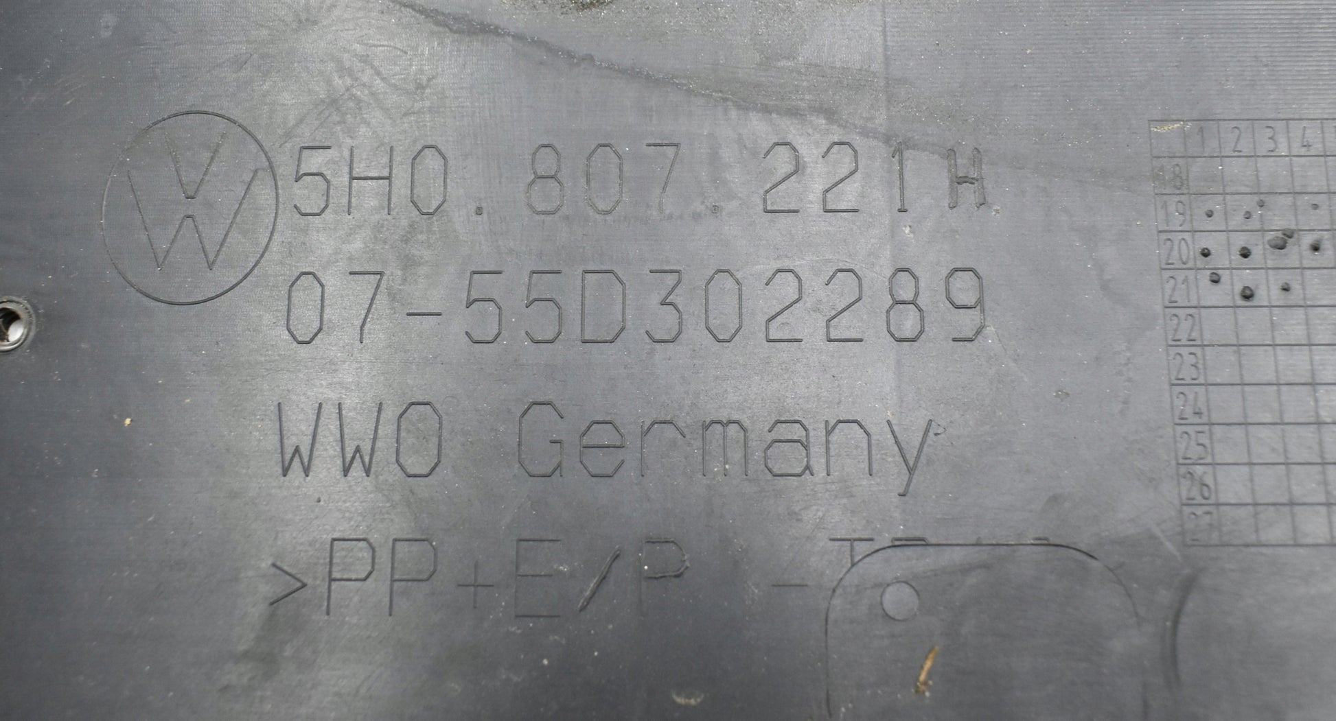 VW GOLF VIII 5H0 FRONT BUMPER ORG + GRILLES