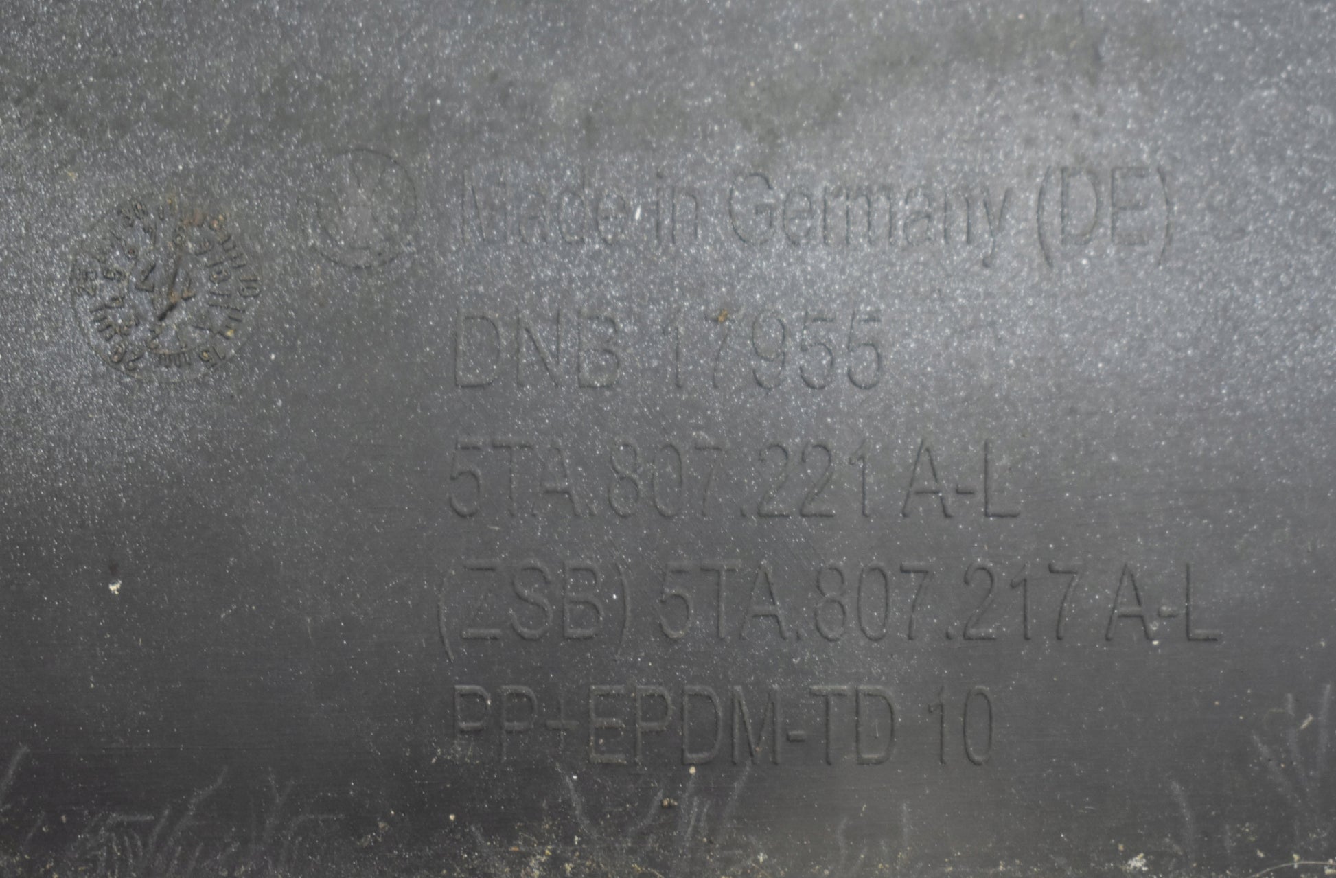 VW TOURAN 5TA FRONT BUMPER ORG