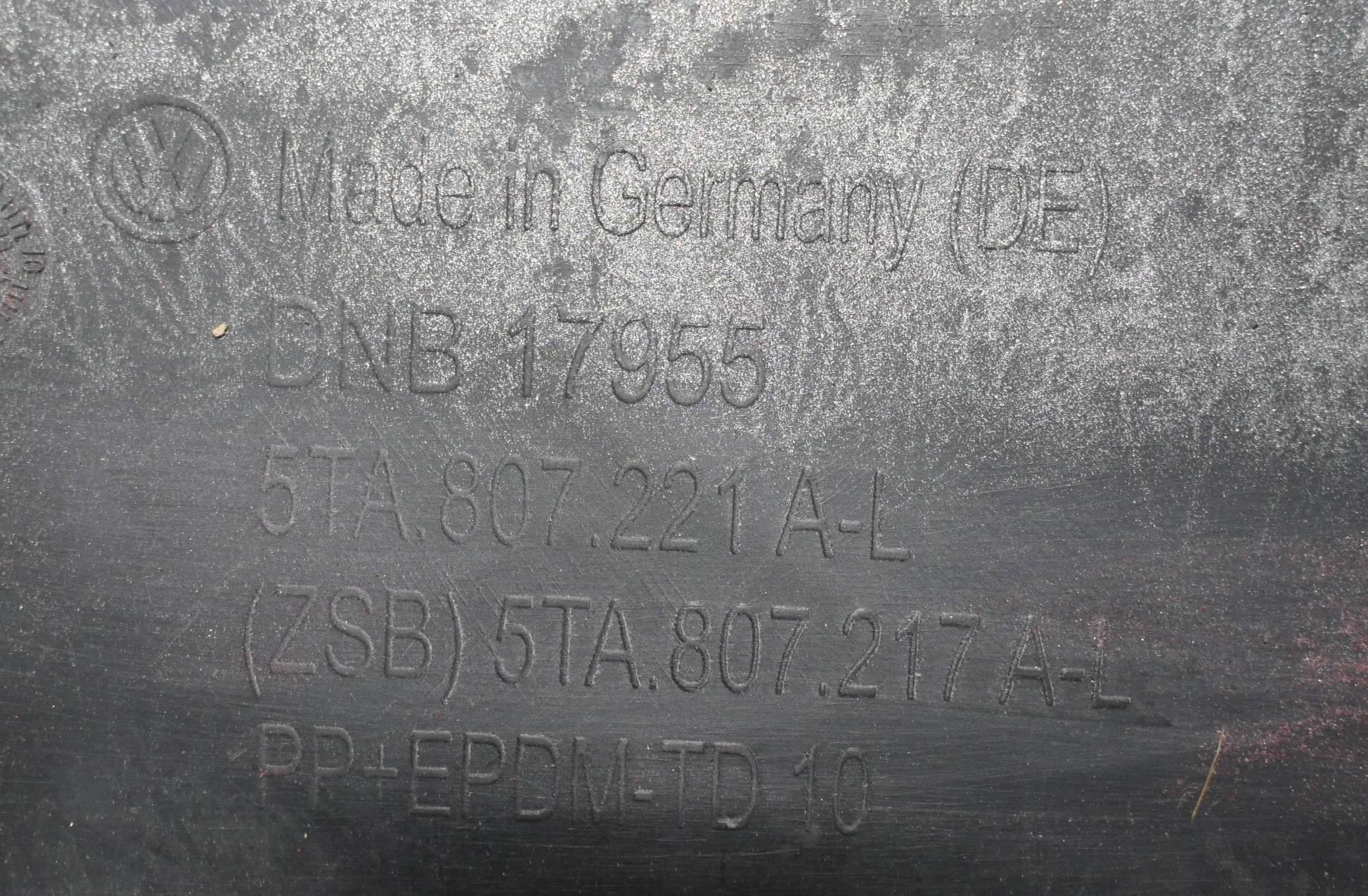 VW TOURAN III 5TA FRONT BUMPER ORG