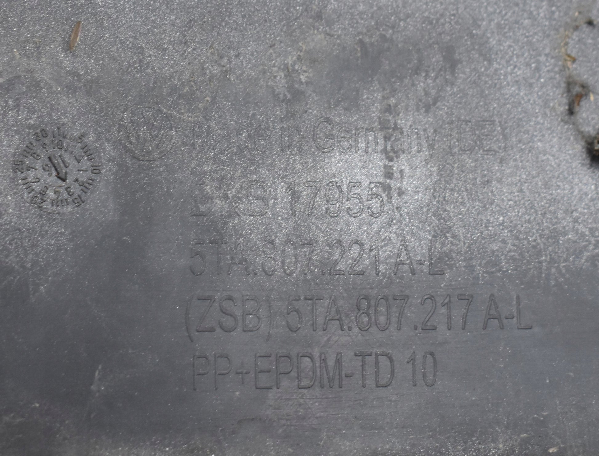 VW TOURAN III 5TA FRONT BUMPER ORG