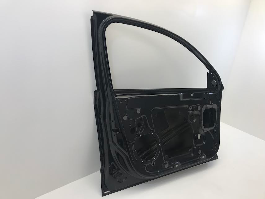 SKODA Superb  2008-2013 Front Left Door OEM: 3T0831613 ( with defect )