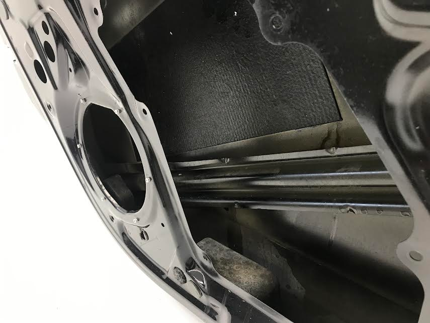 SKODA Superb  2008-2013 Front Left Door OEM: 3T0831613 ( with defect )