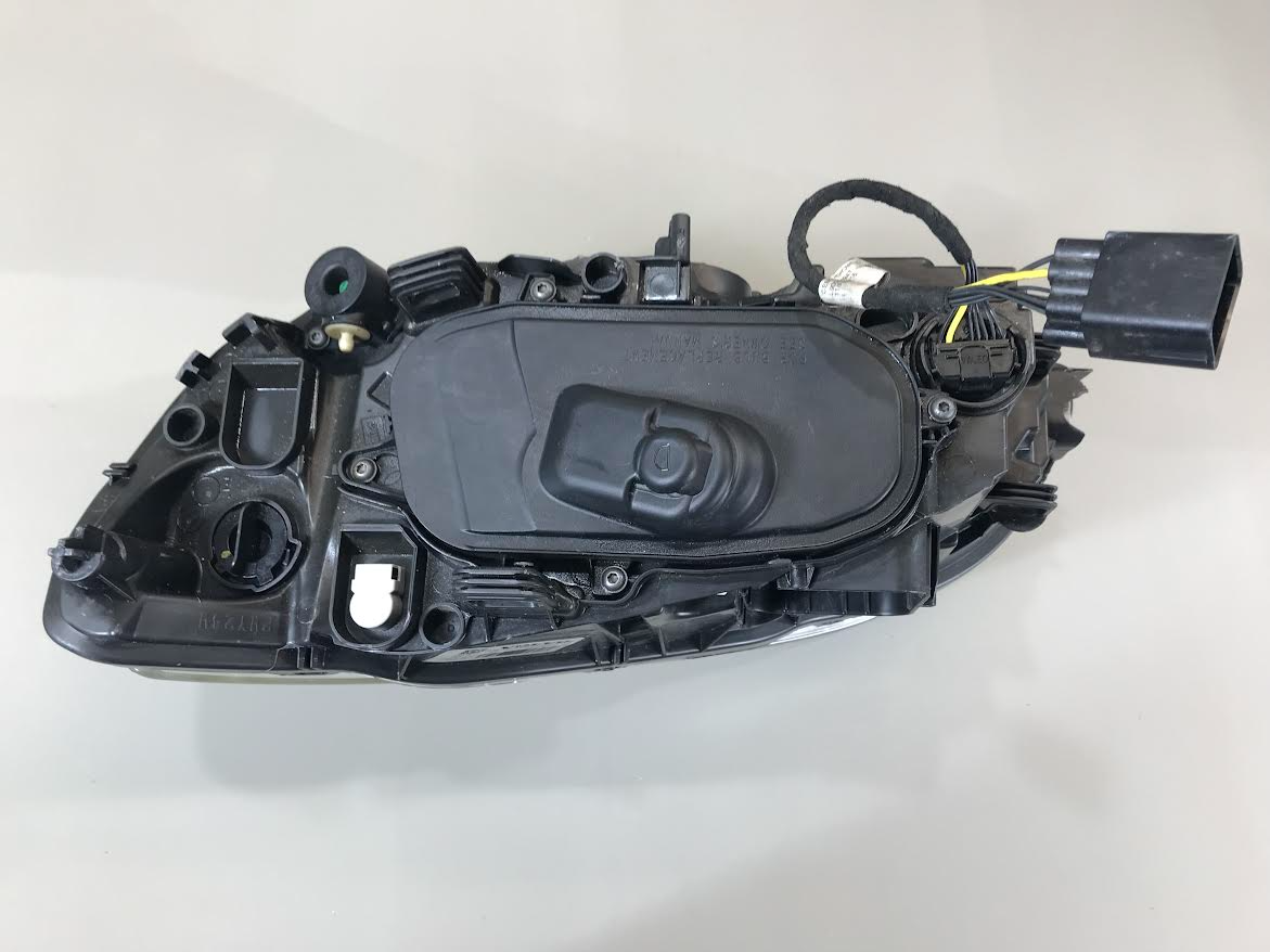 Volvo V60 2015 Headlight Right Front Used ( LHD with defect ) OEM: 31420270 89907121 89908930