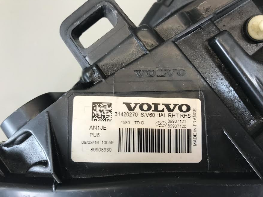 Volvo V60 2015 Headlight Right Front Used ( LHD with defect ) OEM: 31420270 89907121 89908930