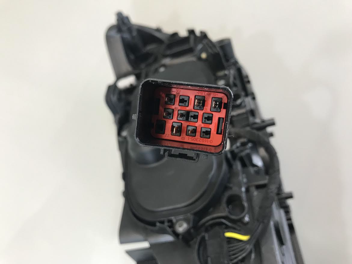 Volvo V60 2015 Headlight Right Front Used ( LHD with defect ) OEM: 31420270 89907121 89908930