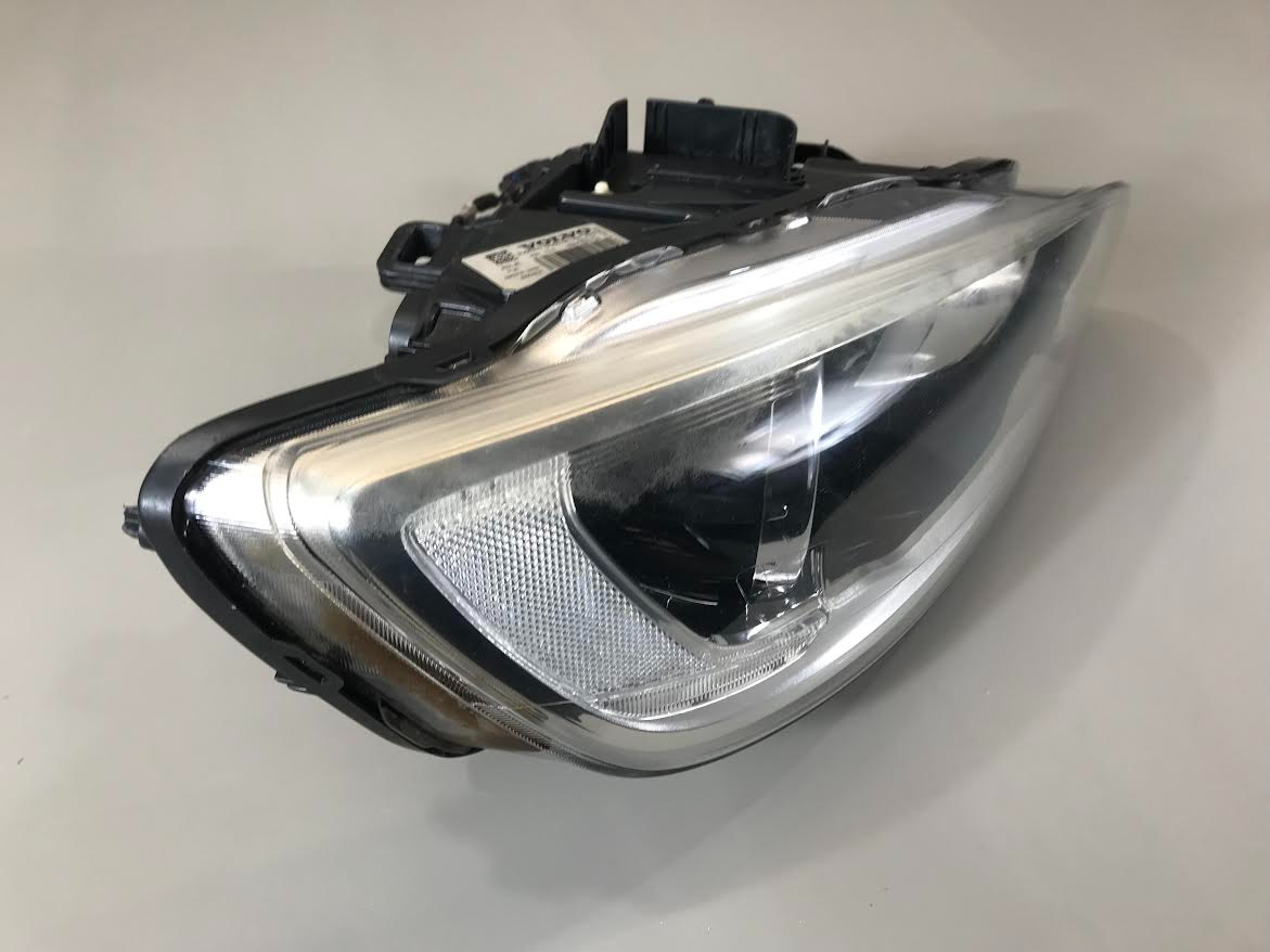Volvo V60 2015 Headlight Right Front Used ( LHD with defect ) OEM: 31420270 89907121 89908930