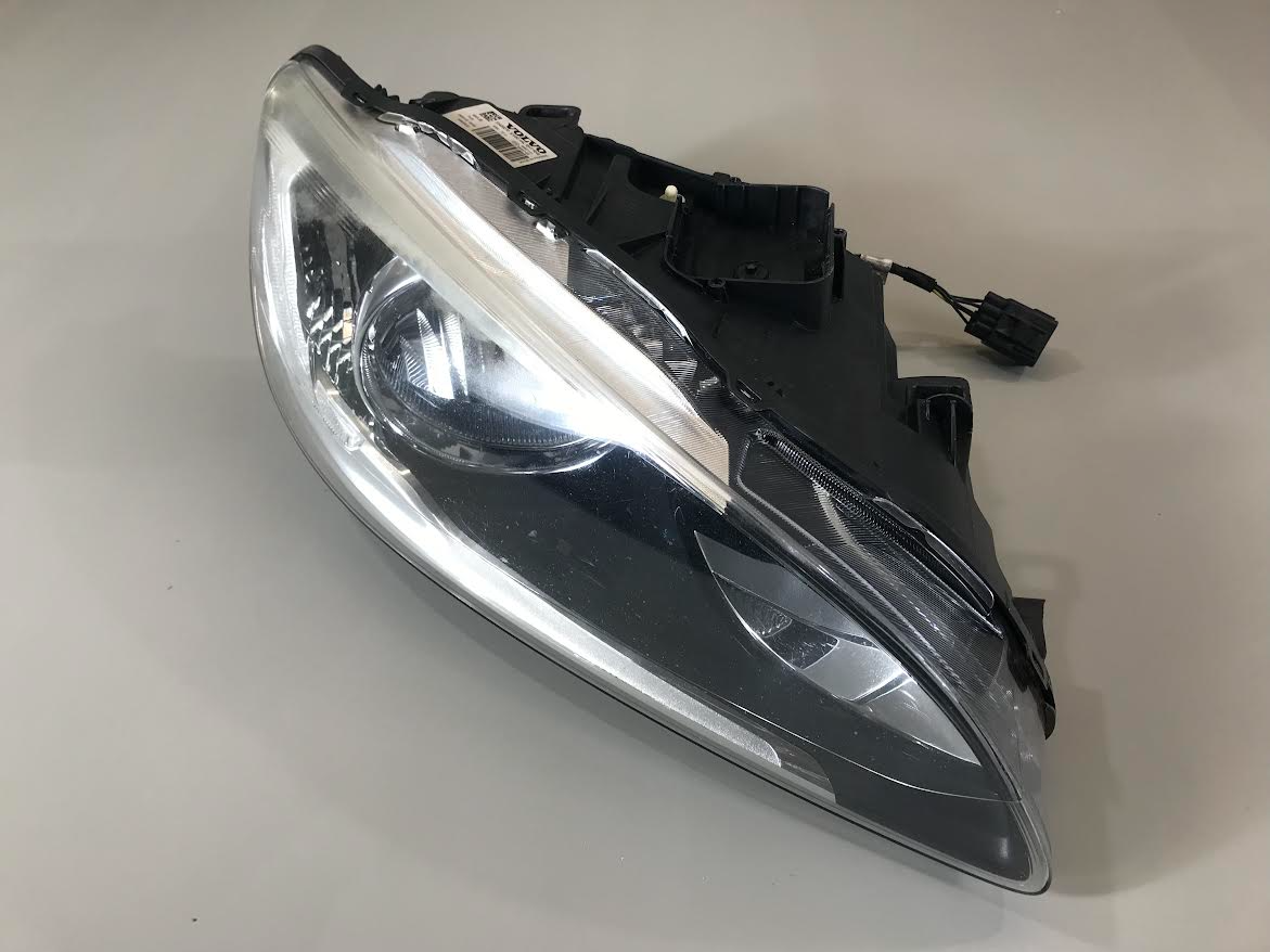Volvo V60 2015 Headlight Right Front Used ( LHD with defect ) OEM: 31420270 89907121 89908930