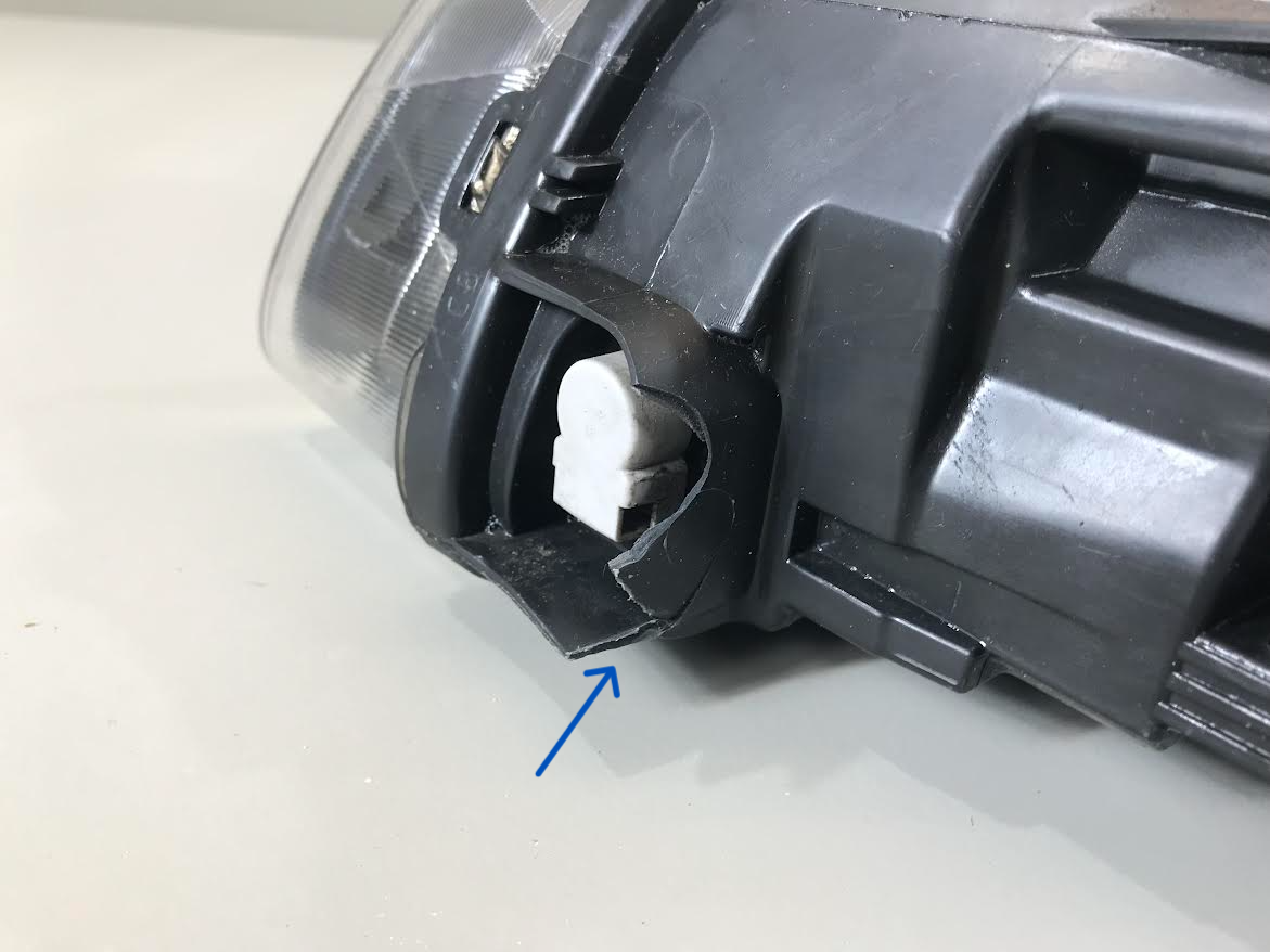 Volvo V60 2015 Headlight Right Front Used ( LHD with defect ) OEM: 31420270 89907121 89908930