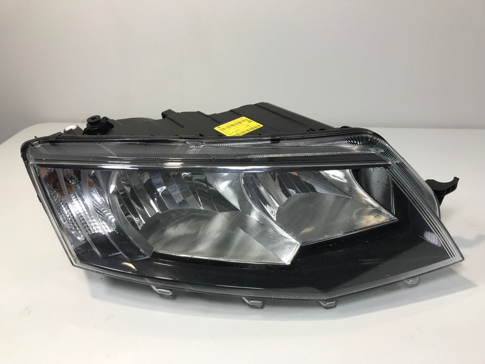 Skoda Octavia 3 III 5E0  2016-2019 Front Headlight Right Side 5E1941018  ( LHD )