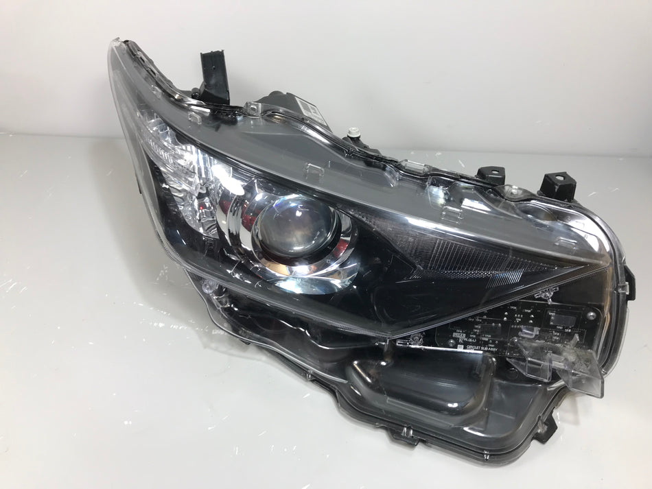 Phare avant droit Toyota Auris E180 2016 d'occasion LHD (avec défaut) OEM : 8111002K30, 90070909